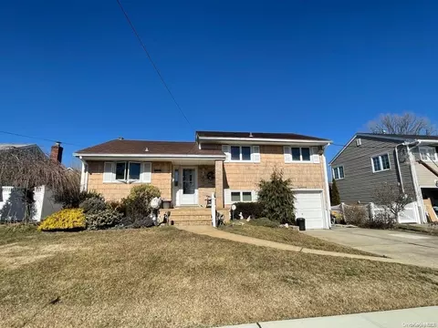 18 Jomarr Pl, Massapequa, NY 11758