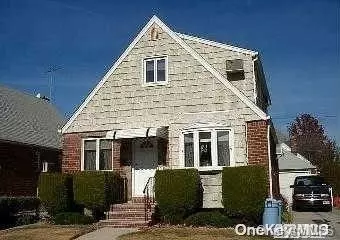 19 Oak St, Elmont, NY 11003