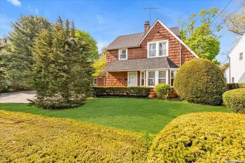 20 Valley Ave, Locust Valley, NY 11560