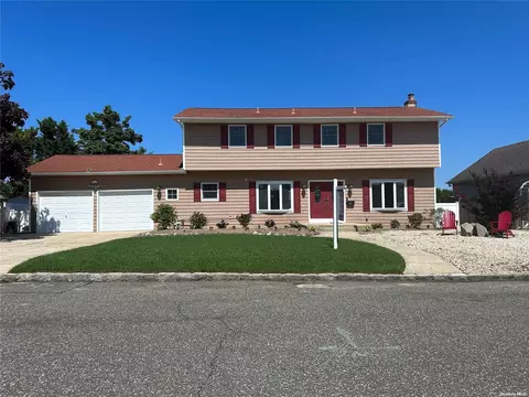 30 Waters Edge Ct, Babylon, NY 11702