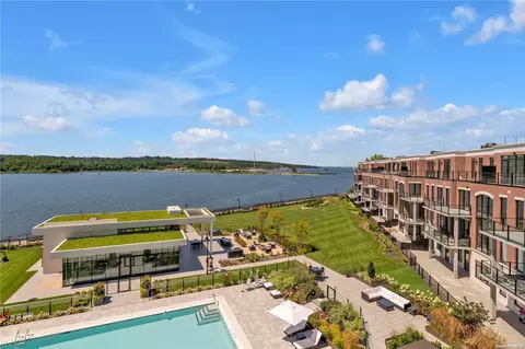 10 Shore Rd #109, Glenwood Landing, NY 11547