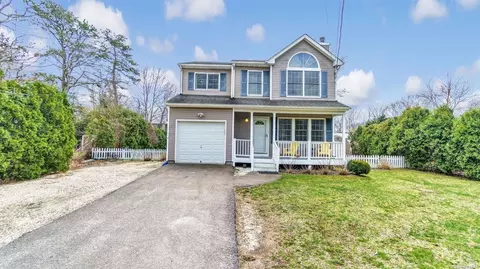 4 State St, Hampton Bays, NY 11946