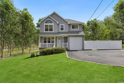 35 Starboard Rd, Hampton Bays, NY 11946