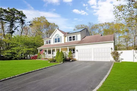 3 Richard Dr, Medford, NY 11763