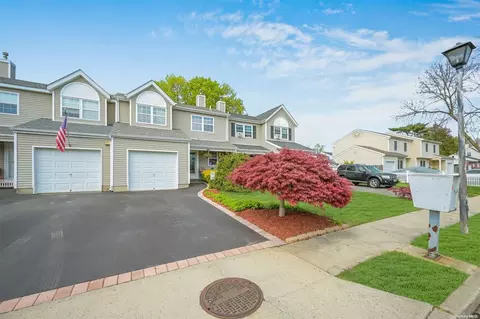 60 Beech St, Central Islip, NY 11722