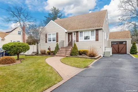372 N 5th St, Lindenhurst, NY 11757