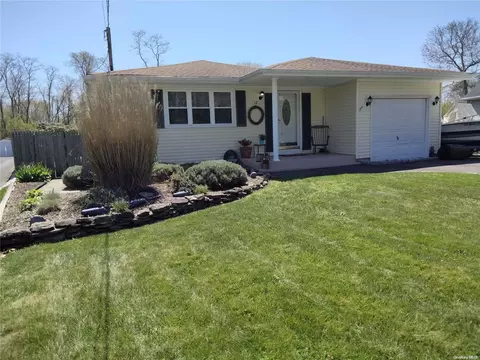 12 Homecreek Dr, Mastic Beach, NY 11951