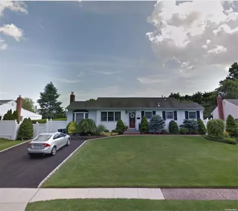 10 Dorian Ln, Commack, NY 11725