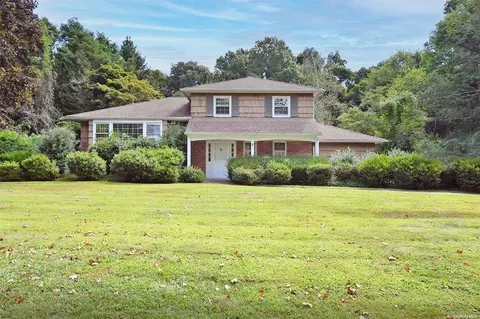 104 Buttercup Ln, Huntington, NY 11743