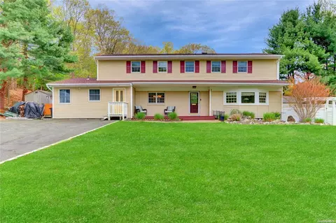 43 Oakside Rd, Smithtown, NY 11787