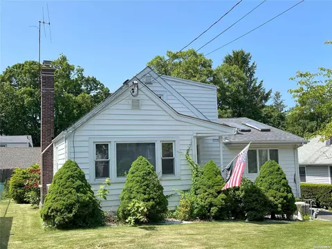 210 Johnson St, Centerport, NY 11721