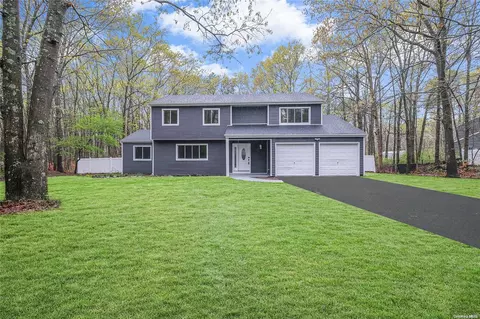 22 Cobblestone Dr, Ridge, NY 11961