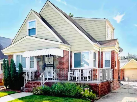 80-50 255th St, Glen Oaks, NY 11004