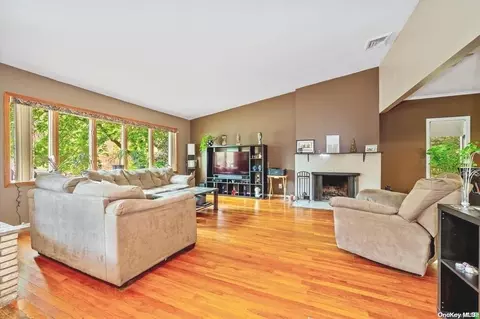 24 Trent Ln, Smithtown, NY 11787