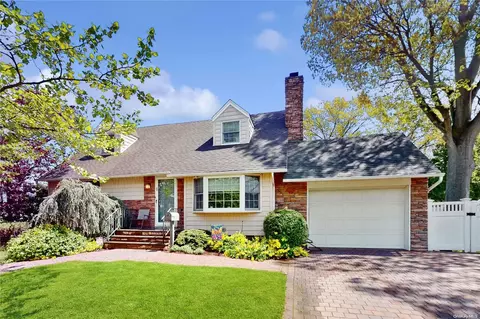1 Nathan Ct, Syosset, NY 11791
