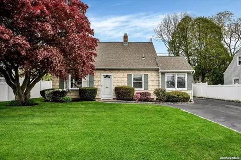 43 Bluespruce Rd, Levittown, NY 11756
