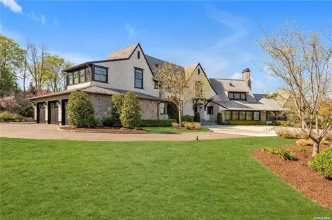 1 Seagate Ct, North Hempstead, NY 11050