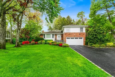 8 Wood Valley Ln, North Hempstead, NY 11050