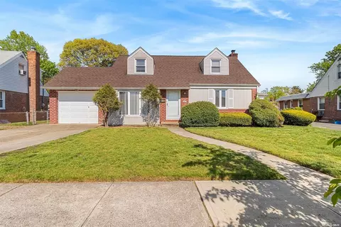 283 N Cottage St, Valley Stream, NY 11580