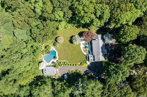 44 Horse Hollow Ct, Locust Valley, NY 11560
