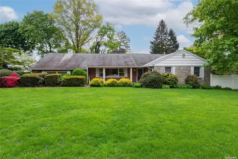 5 Poppy Ln, Glen Cove, NY 11542