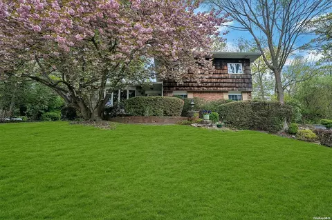11 Huckleberry Ln, Oyster Bay, NY 11771