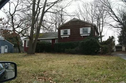 92 Ocean Ave, Islip, NY 11751