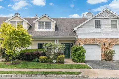 208 Miro Pl #208, North Hempstead, NY 11050