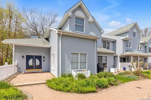 1 Courtyard Cir #1, Centerport, NY 11721