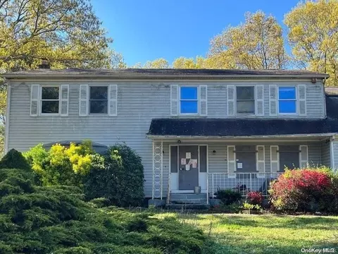10 Ashland Ct, Holtsville, NY 11742