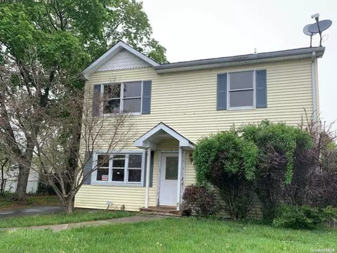 8 Cherry St, Central Islip, NY 11722