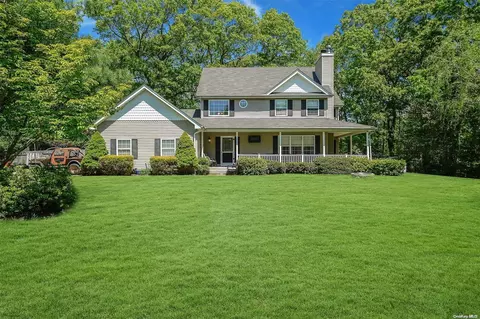 7 Sander Ct, Middle Island, NY 11953
