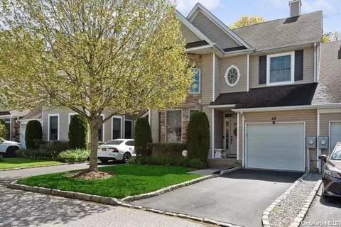 28 Eagle Cir #28, Bohemia, NY 11716