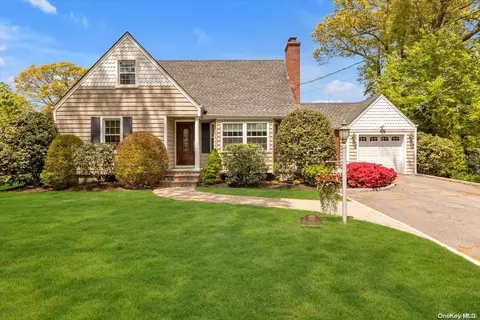 150 Hoover Pl, Centerport, NY 11721