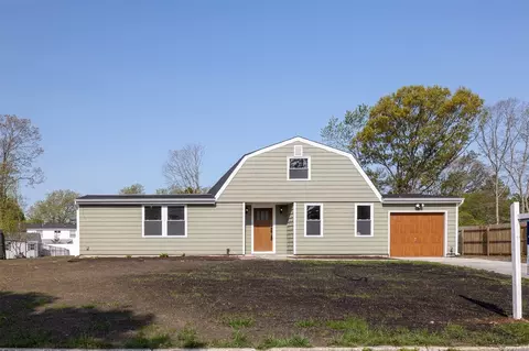 34 Pitchpine Pl, Medford, NY 11763