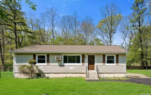 5 Park Ln, Middle Island, NY 11953