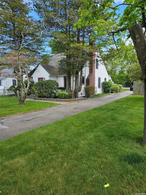 54 Fairway Ave, Riverhead, NY 11901