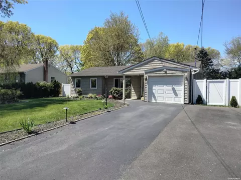 68 Terapin St, Mastic, NY 11950
