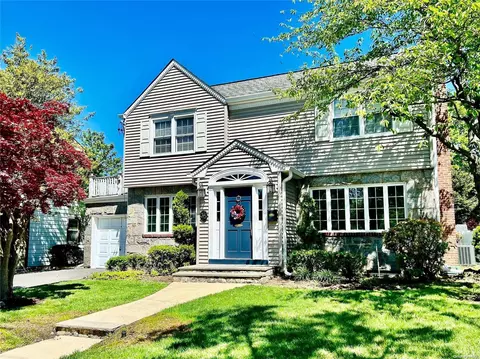 35 Alden Ct, Malverne, NY 11565