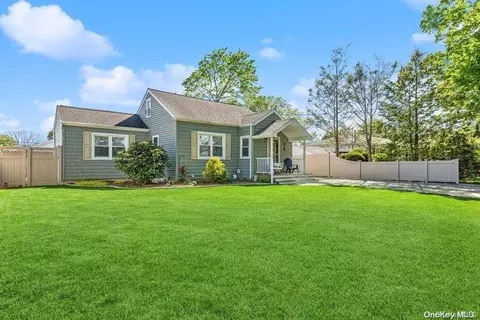 28 Fulton St, Deer Park, NY 11729