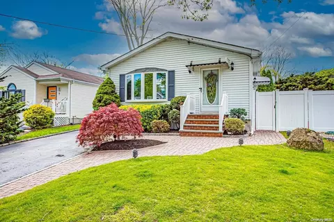 10 Walnut Rd, Kings Park, NY 11754