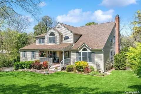 1 Pine Needle Dr, Manorville, NY 11949
