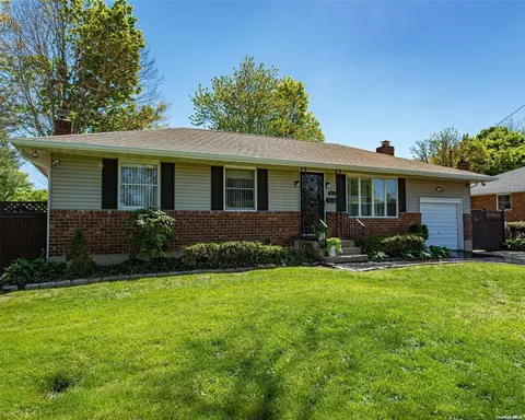 91 Marvin Ln, Commack, NY 11725