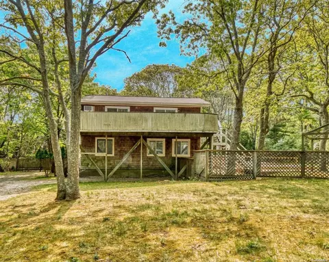 10 Maple St, East Hampton, NY 11937