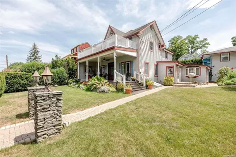 17 Jackson St, North Hempstead, NY 11050
