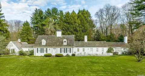 1005 Wolver Hollow Rd, Oyster Bay, NY 11771
