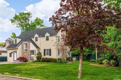 14 Robin Rd, North Hempstead, NY 11030