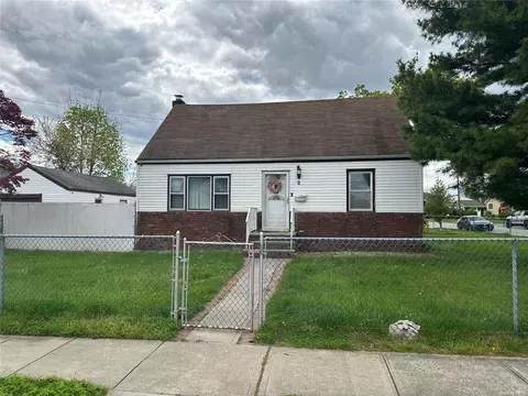 2 Dorothy St, Hicksville, NY 11801