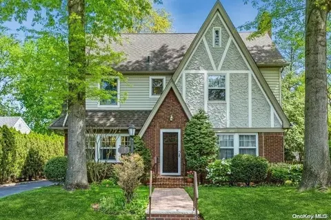 15 Brompton Rd, Garden City, NY 11530