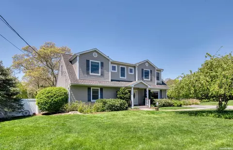 26 Middle Rd, Hampton Bays, NY 11946